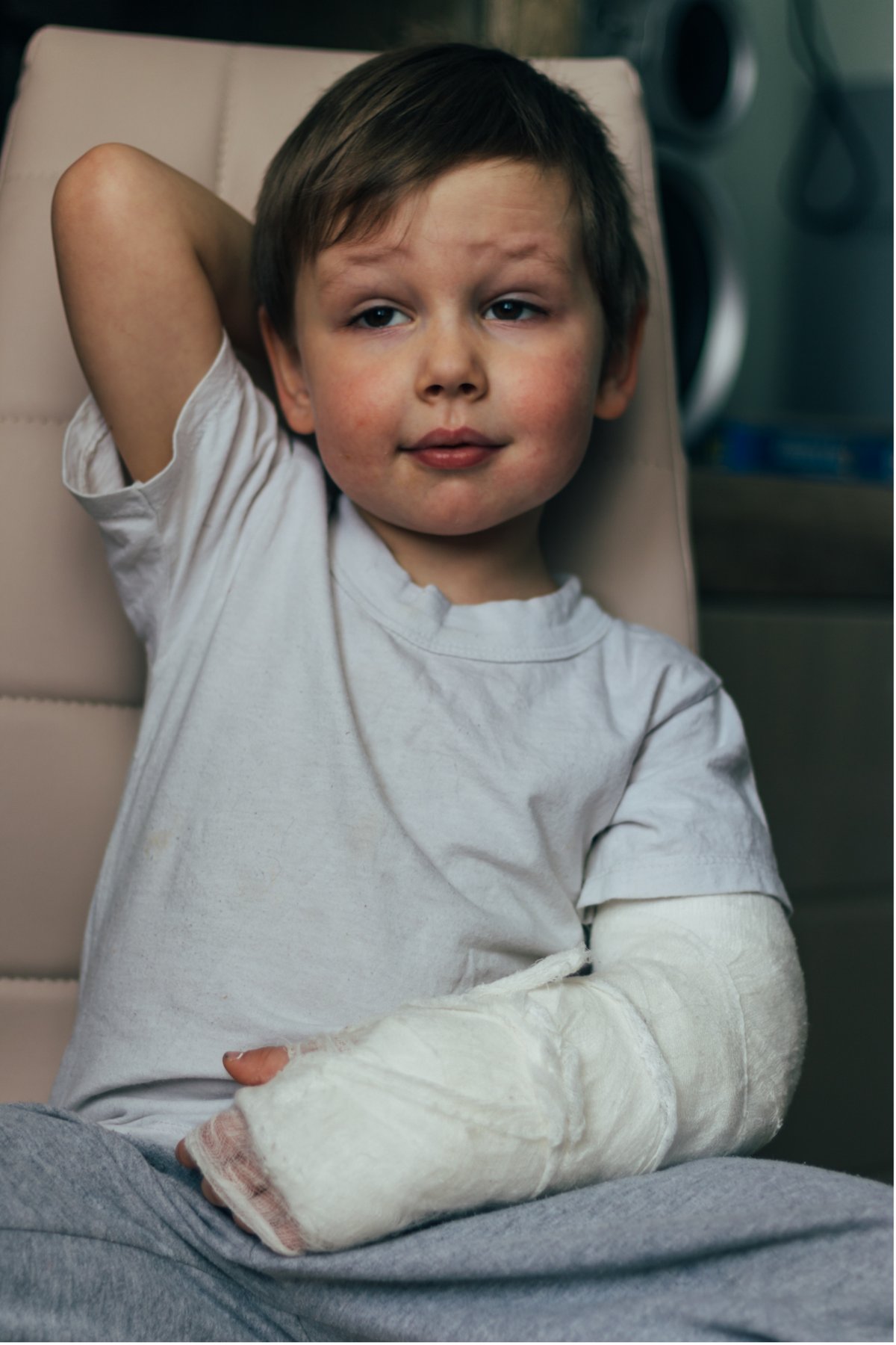 Enfant avec le bras plâtré après un accident du quotidien